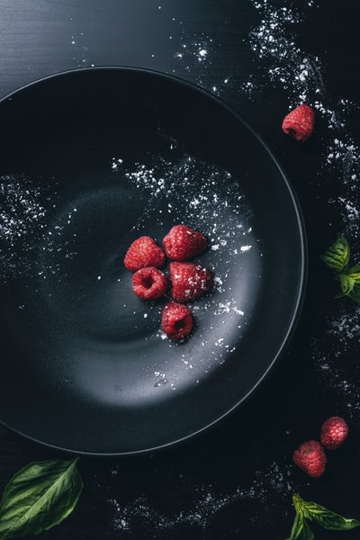 The red berries on the pan
